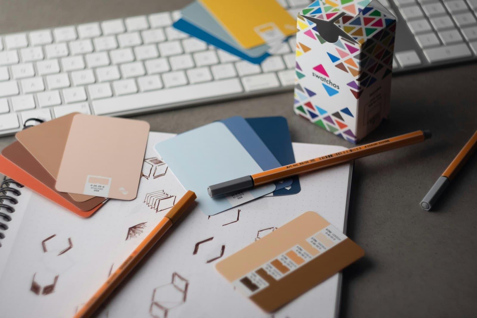 Farbmuster, Skizzen und Stifte auf einem Designer-Schreibtisch