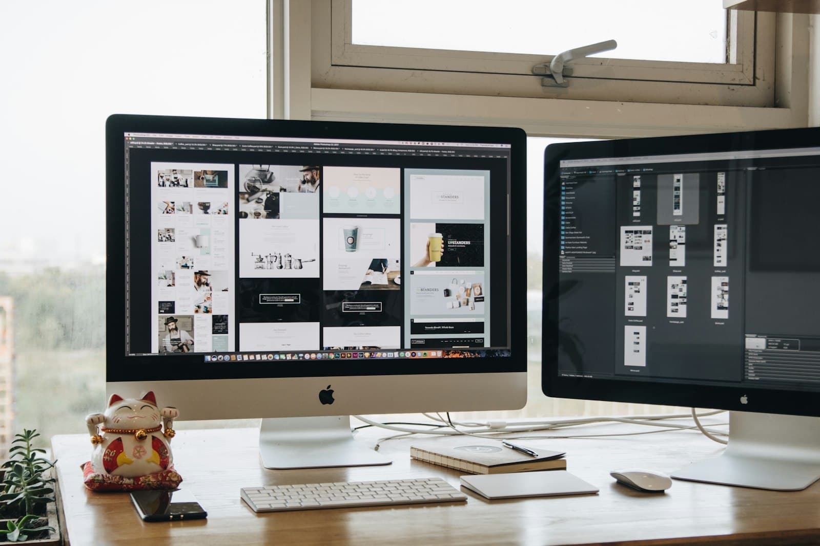 Website-Layouts und Wireframes auf einem Doppelbildschirm-Arbeitsplatz